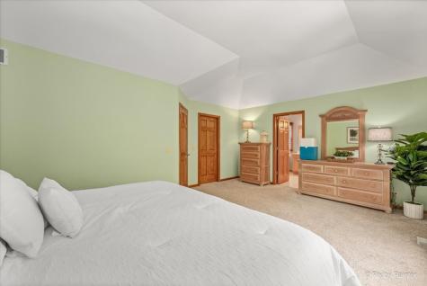 1702 King Richard Circle St. Charles IL 60174