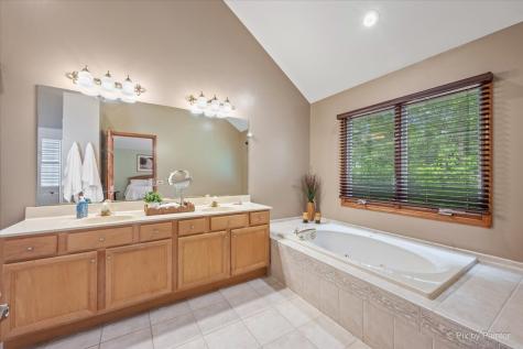 1702 King Richard Circle St. Charles IL 60174