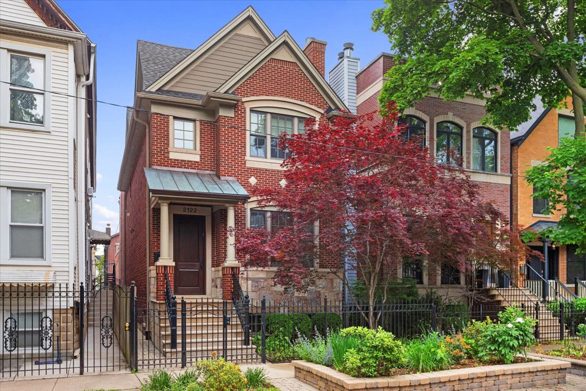 2122 West Melrose Street Chicago IL 60618