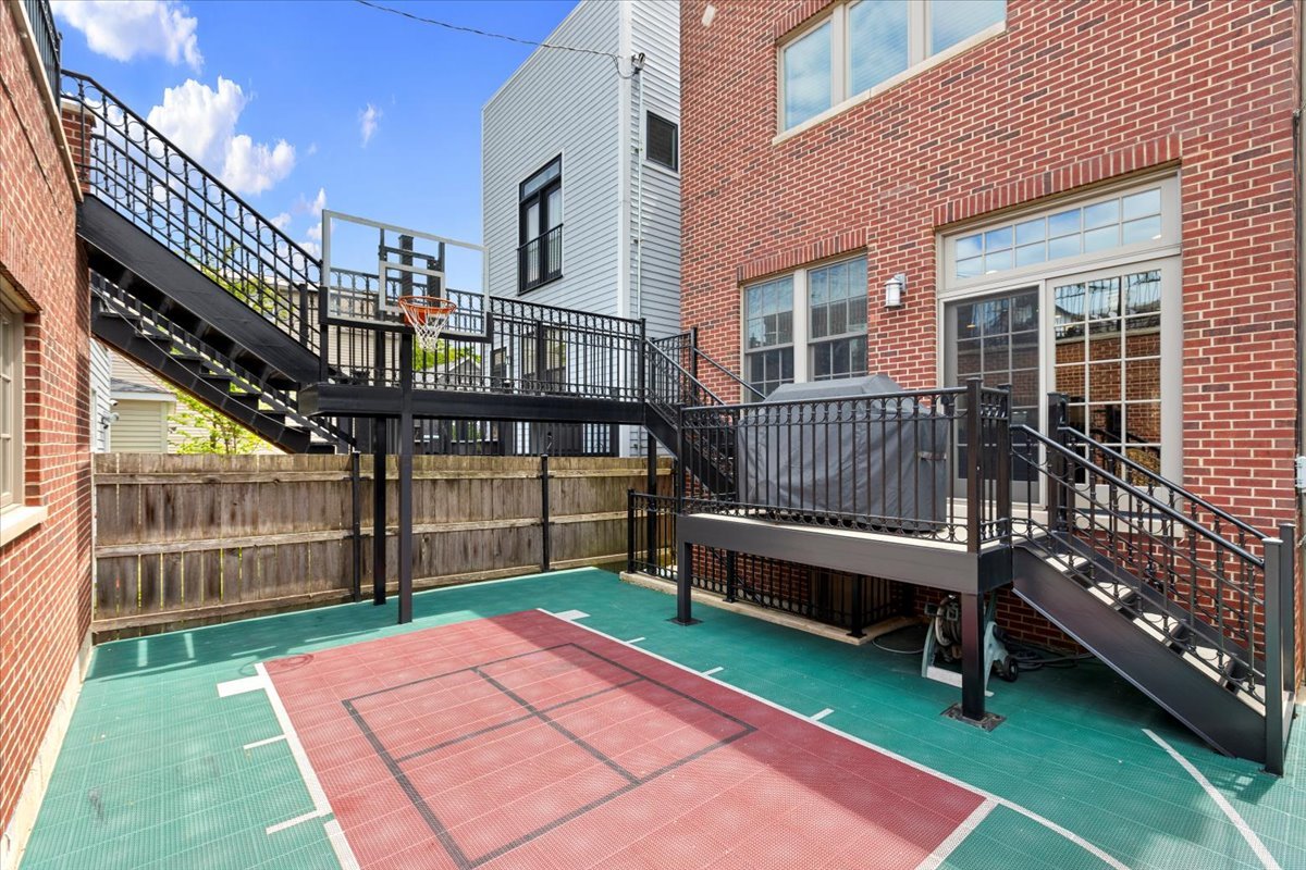 2122 West Melrose Street Chicago IL 60618