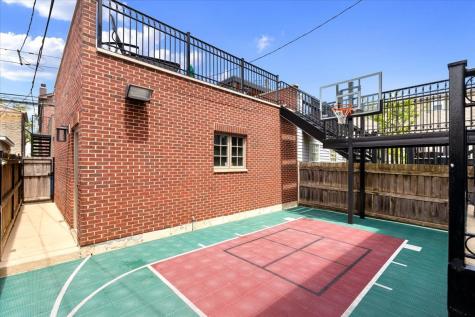2122 West Melrose Street Chicago IL 60618