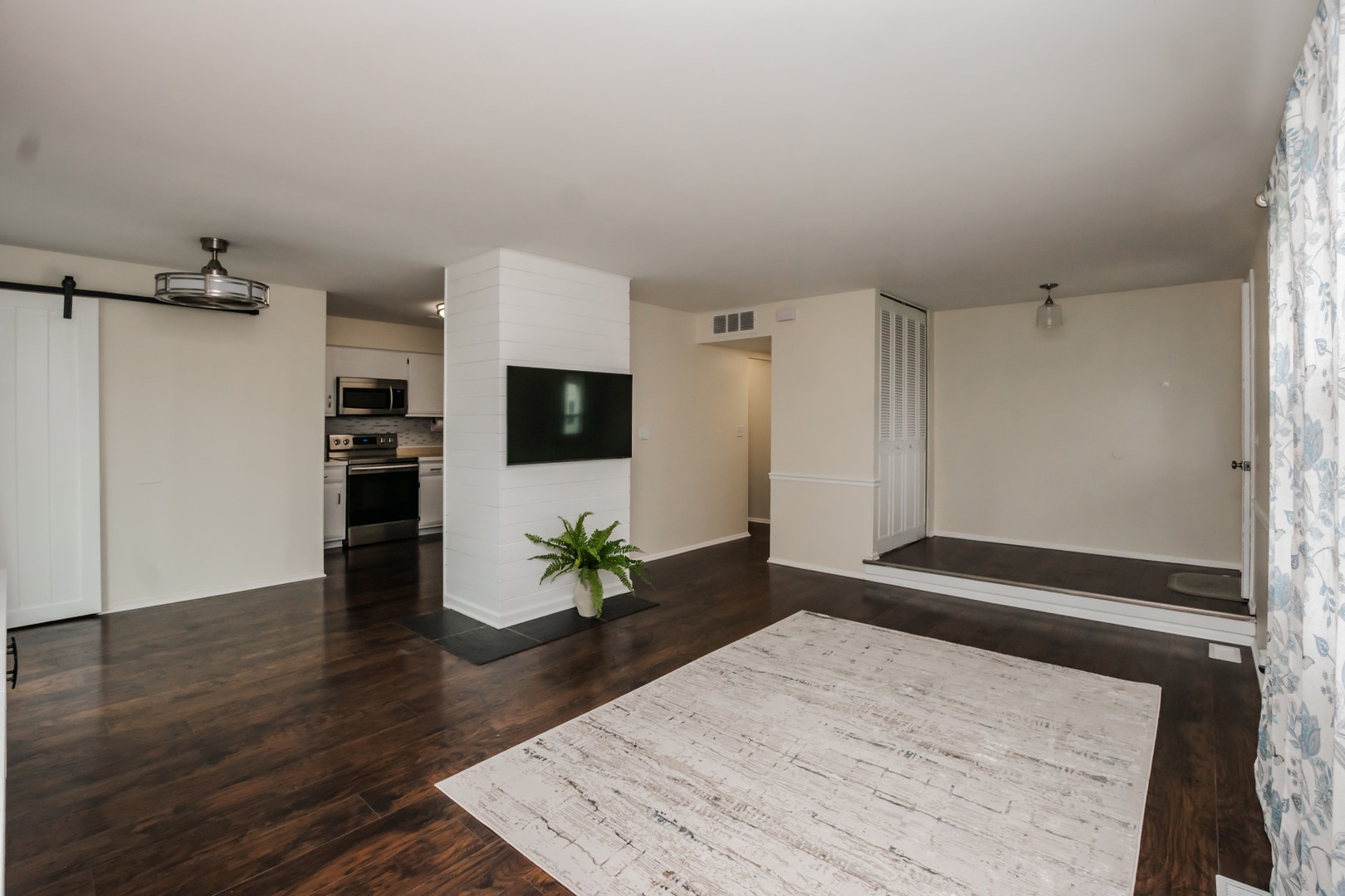 837 Carnaby Court Schaumburg IL 60194