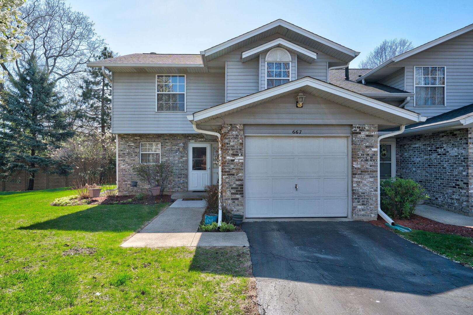 667 Tamarac Boulevard Addison IL 60101