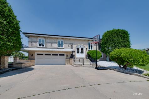 724 North Plamondon Drive Addison IL 60101