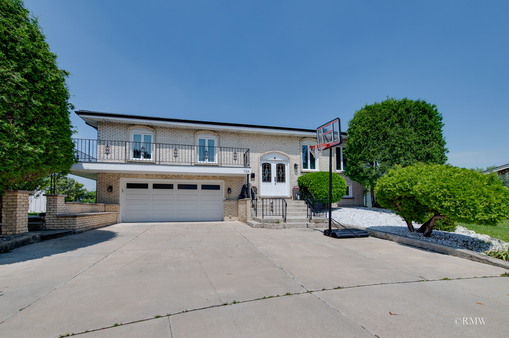724 North Plamondon Drive Addison IL 60101