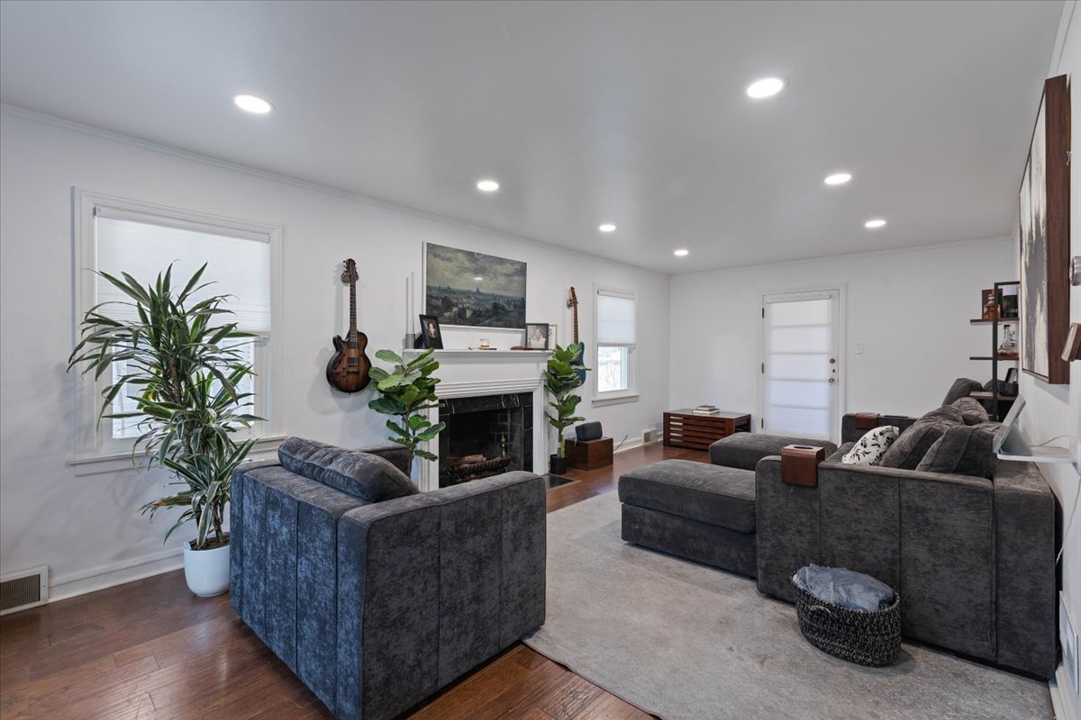 9527 South Damen Avenue Chicago IL 60643