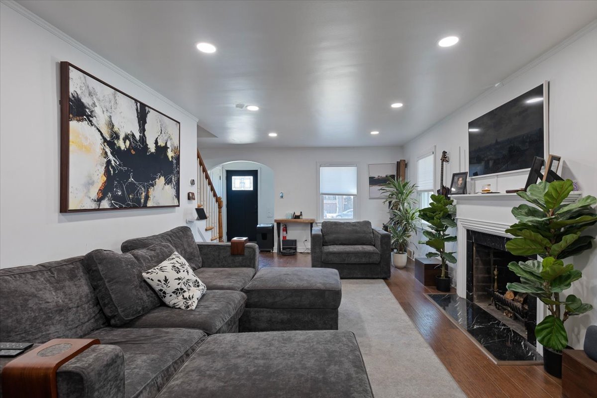 9527 South Damen Avenue Chicago IL 60643