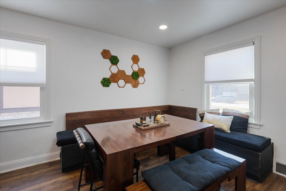 9527 South Damen Avenue Chicago IL 60643