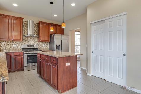 4 Waterton Drive Streamwood IL 60107