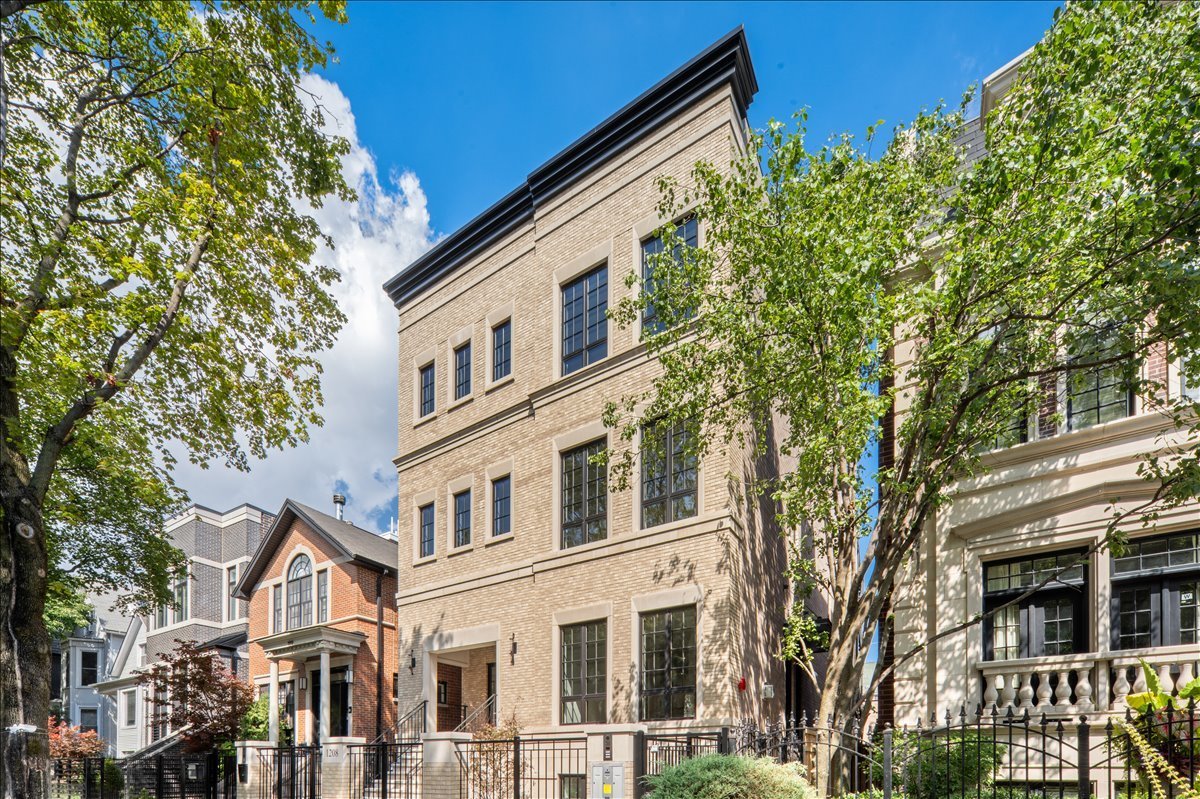 1208 West Wellington Street Chicago IL 60657