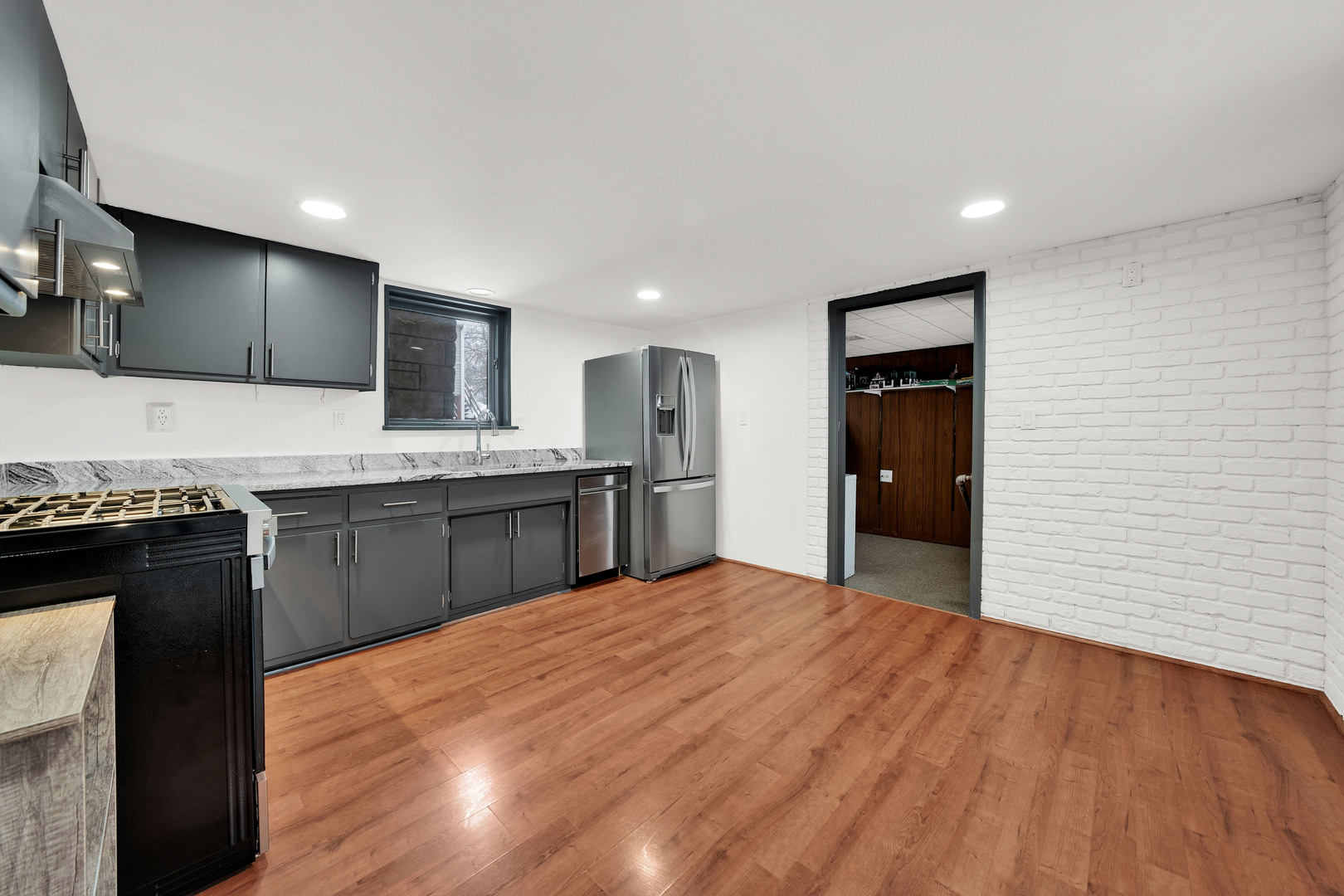 541 Charles Street Aurora IL 60506