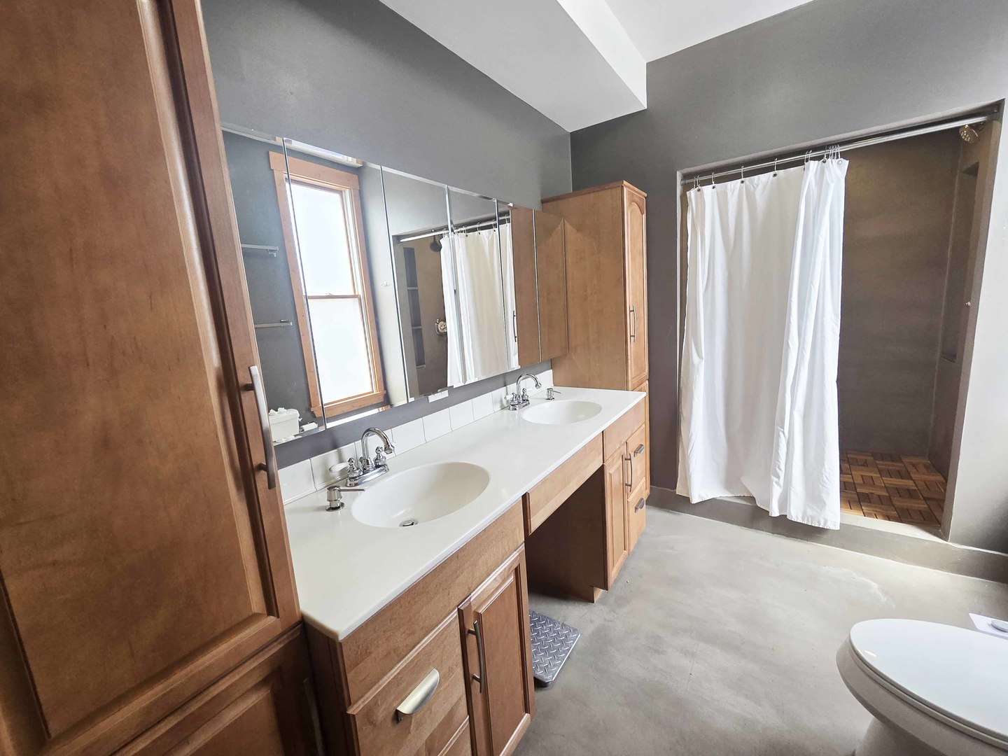 1734 West Beach Avenue Chicago IL 60612