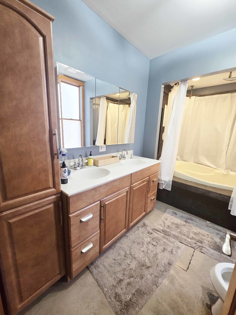 1734 West Beach Avenue Chicago IL 60612