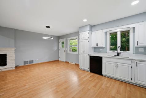 152 Crestwood Drive East Dundee IL 60118