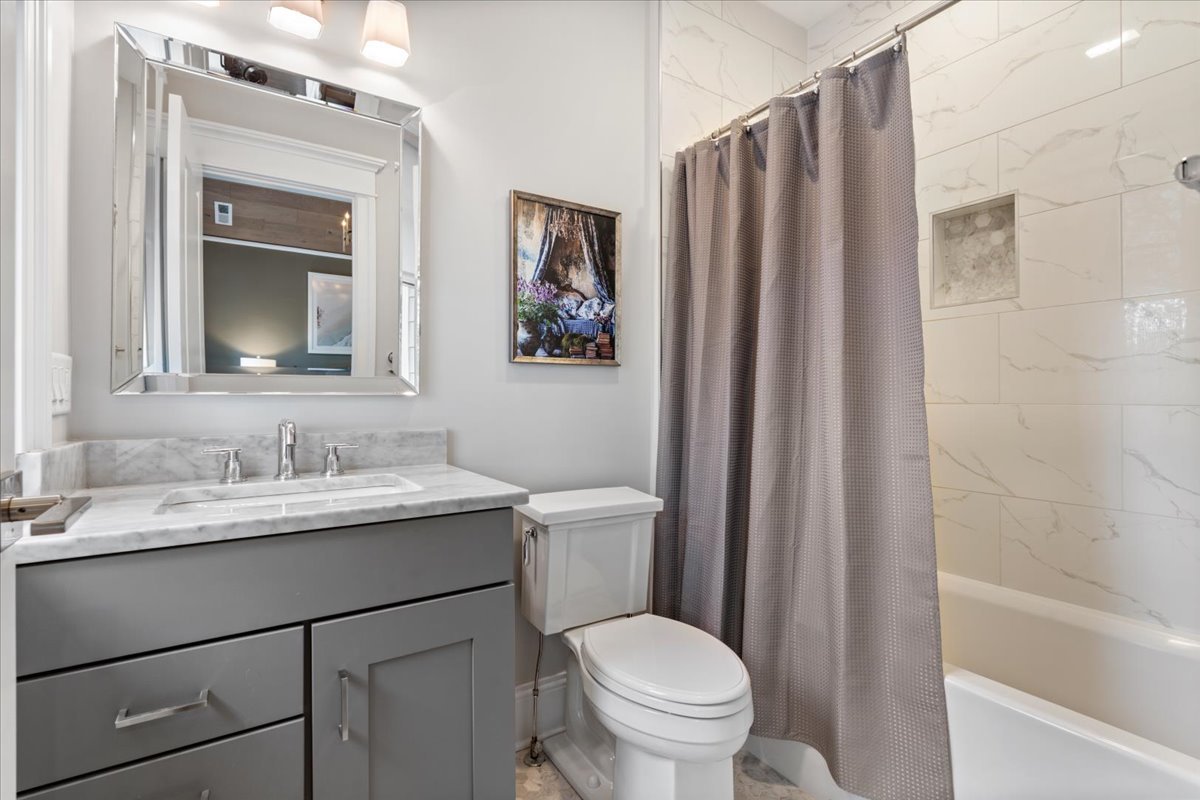 1924 West Farragut Avenue Chicago IL 60640