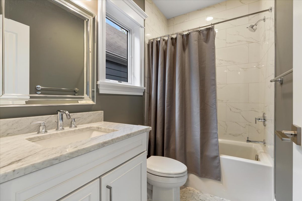 1924 West Farragut Avenue Chicago IL 60640