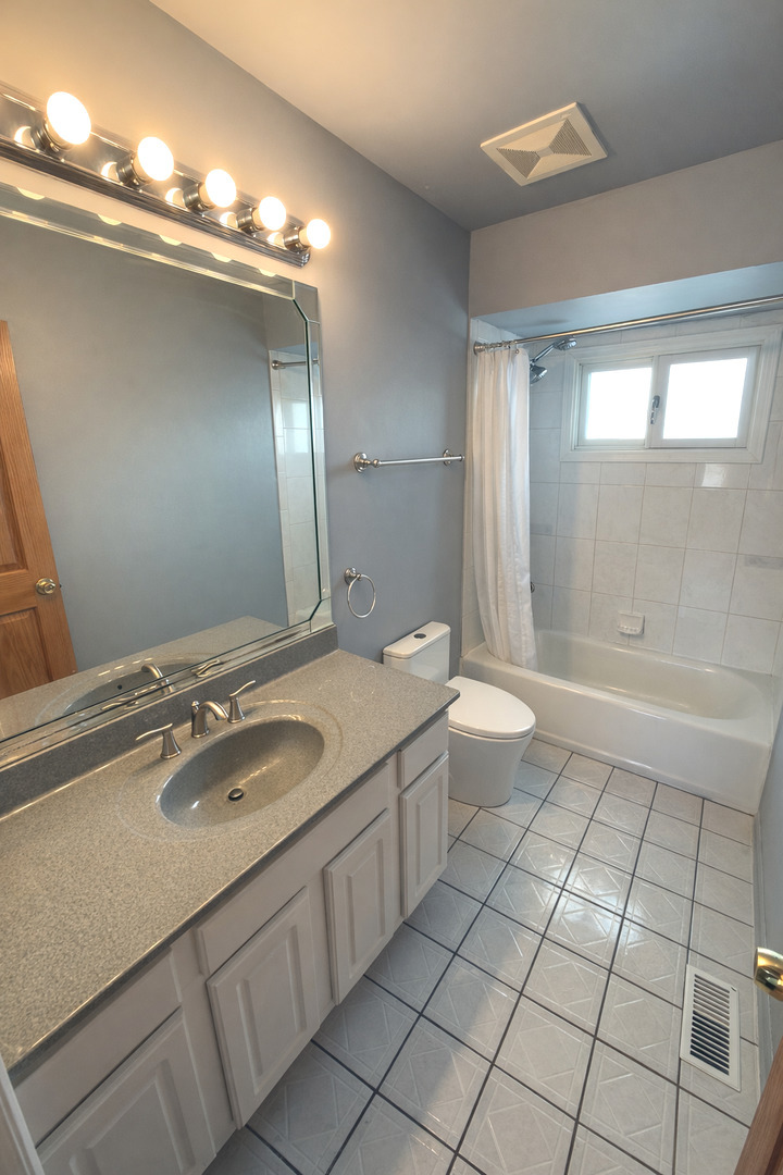 862 Omaha Court Carol Stream IL 60188