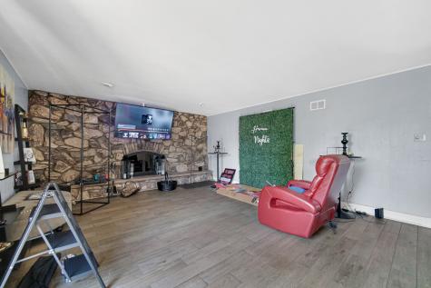 18443 Maple Street Lansing IL 60438