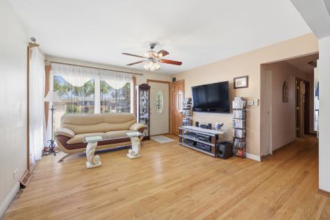 329 East Myrick Avenue Addison IL 60101