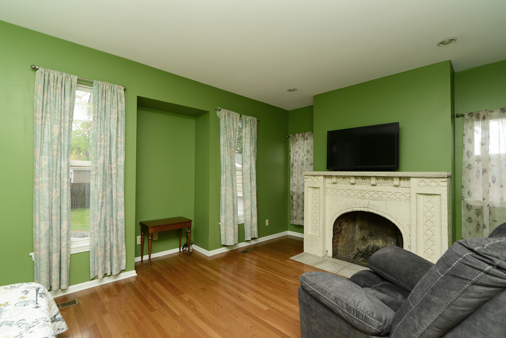 323 South Broadway Avenue Aurora IL 60505