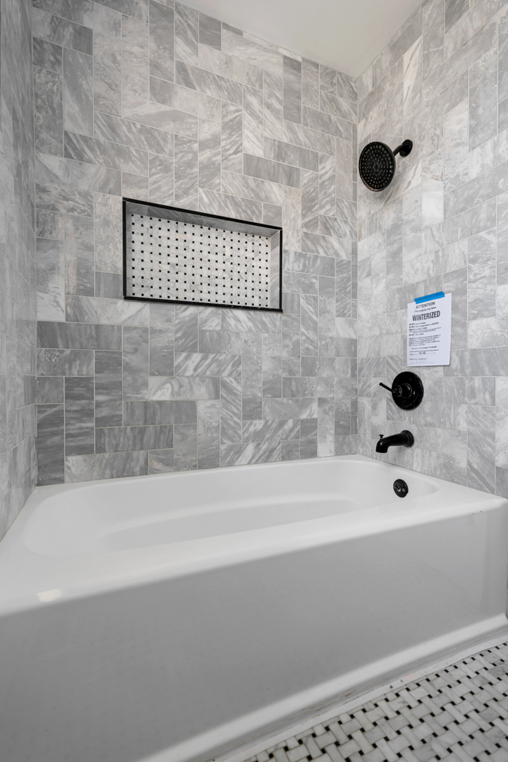 245 West 43rd Street Chicago IL 60609