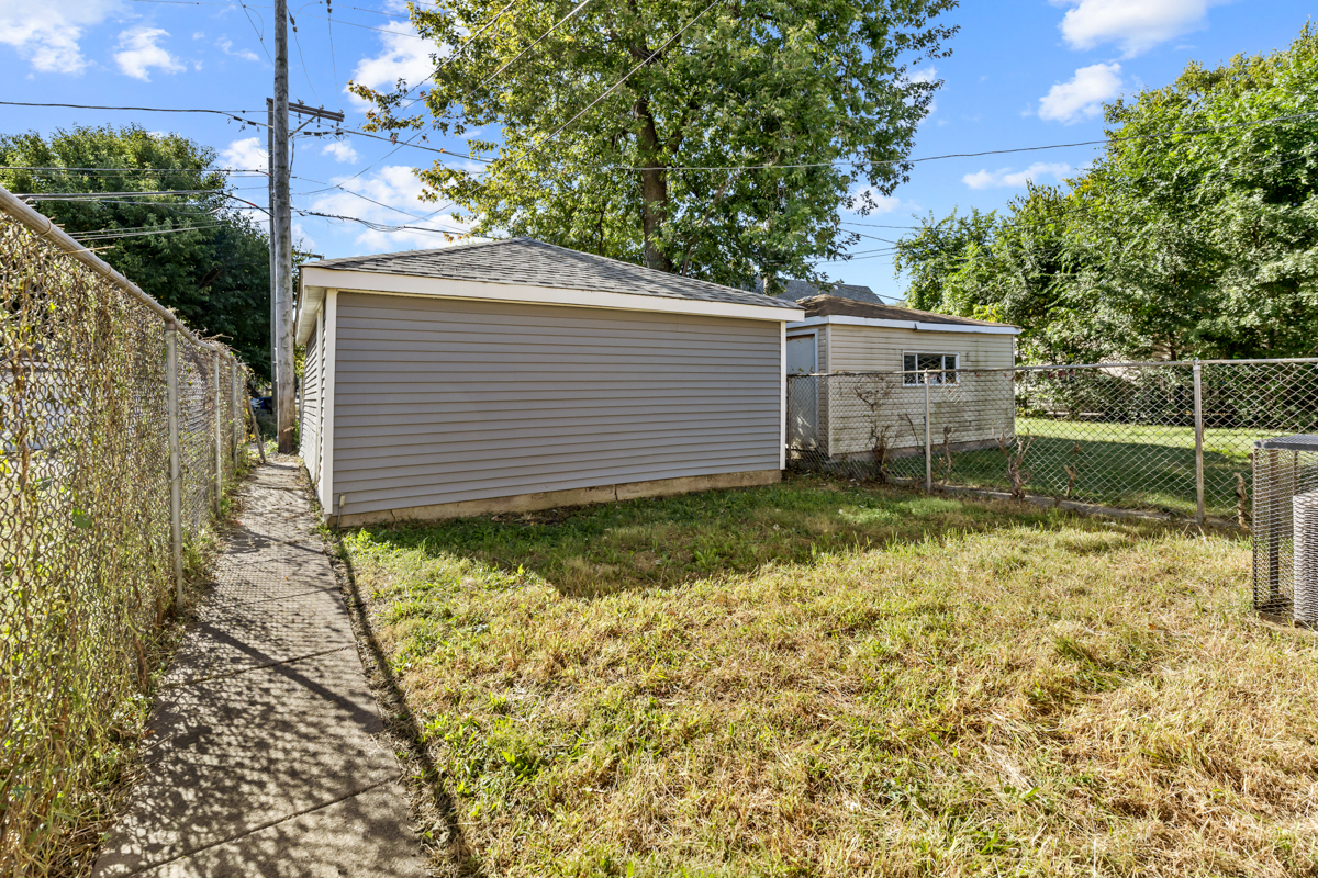 245 West 43rd Street Chicago IL 60609