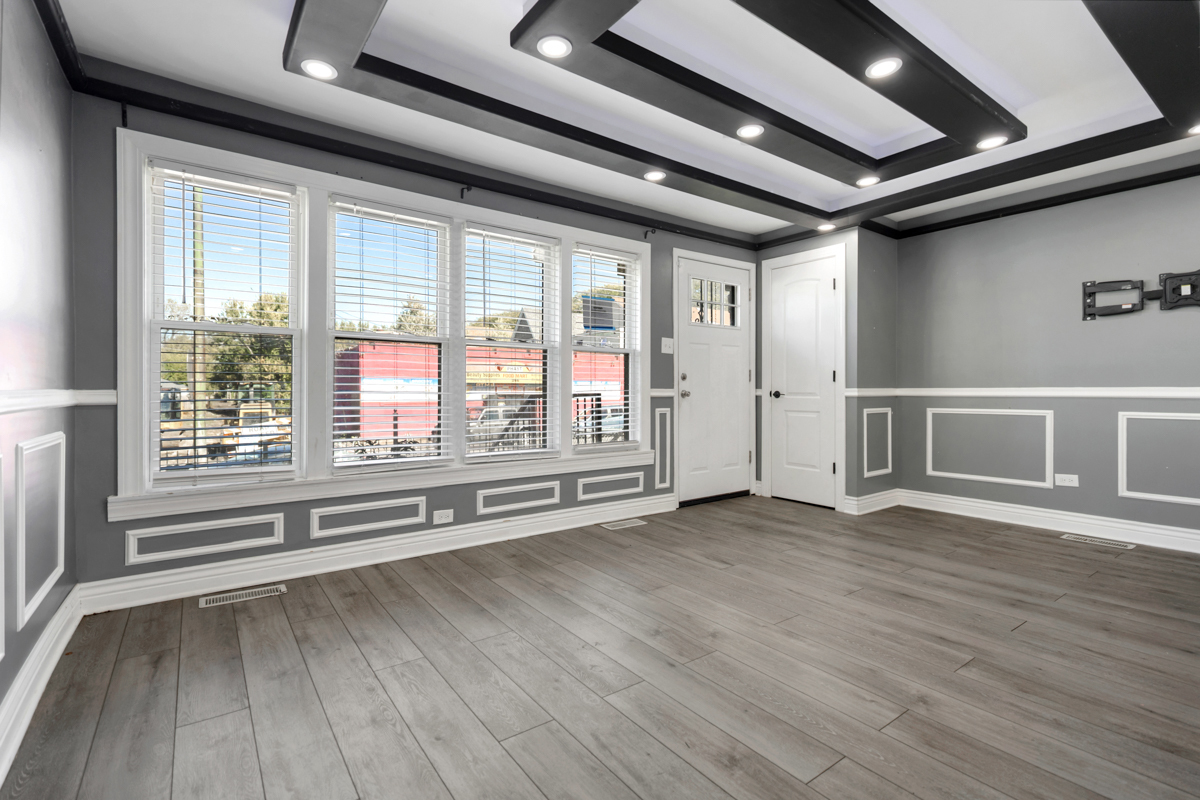 245 West 43rd Street Chicago IL 60609