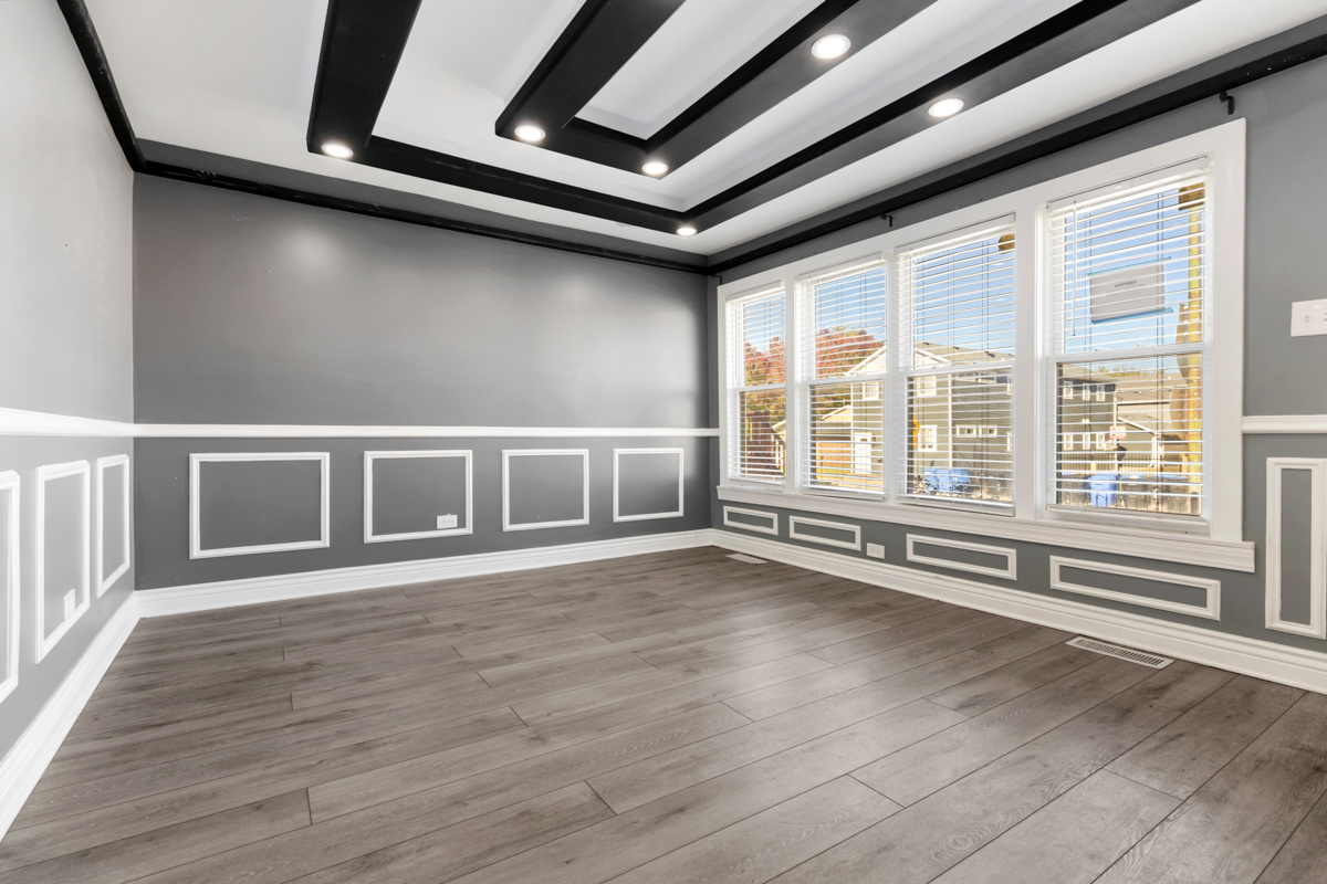 245 West 43rd Street Chicago IL 60609