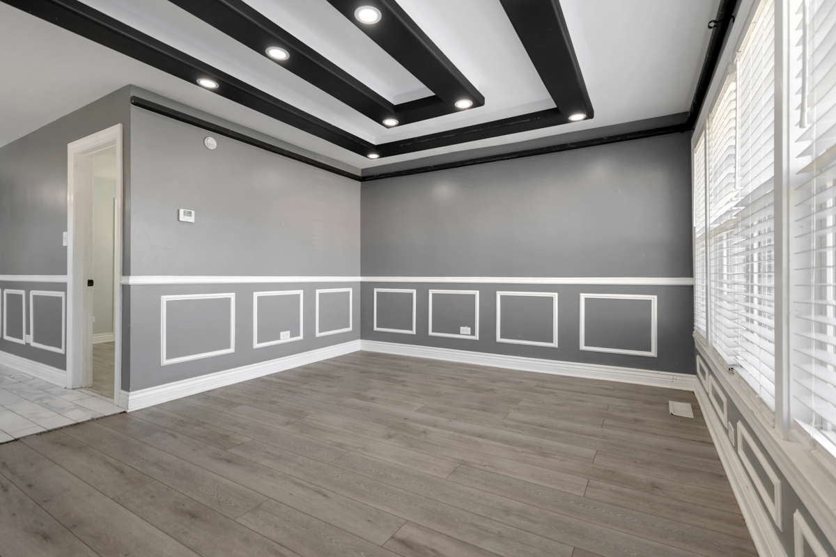 245 West 43rd Street Chicago IL 60609