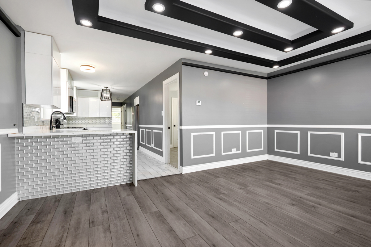 245 West 43rd Street Chicago IL 60609