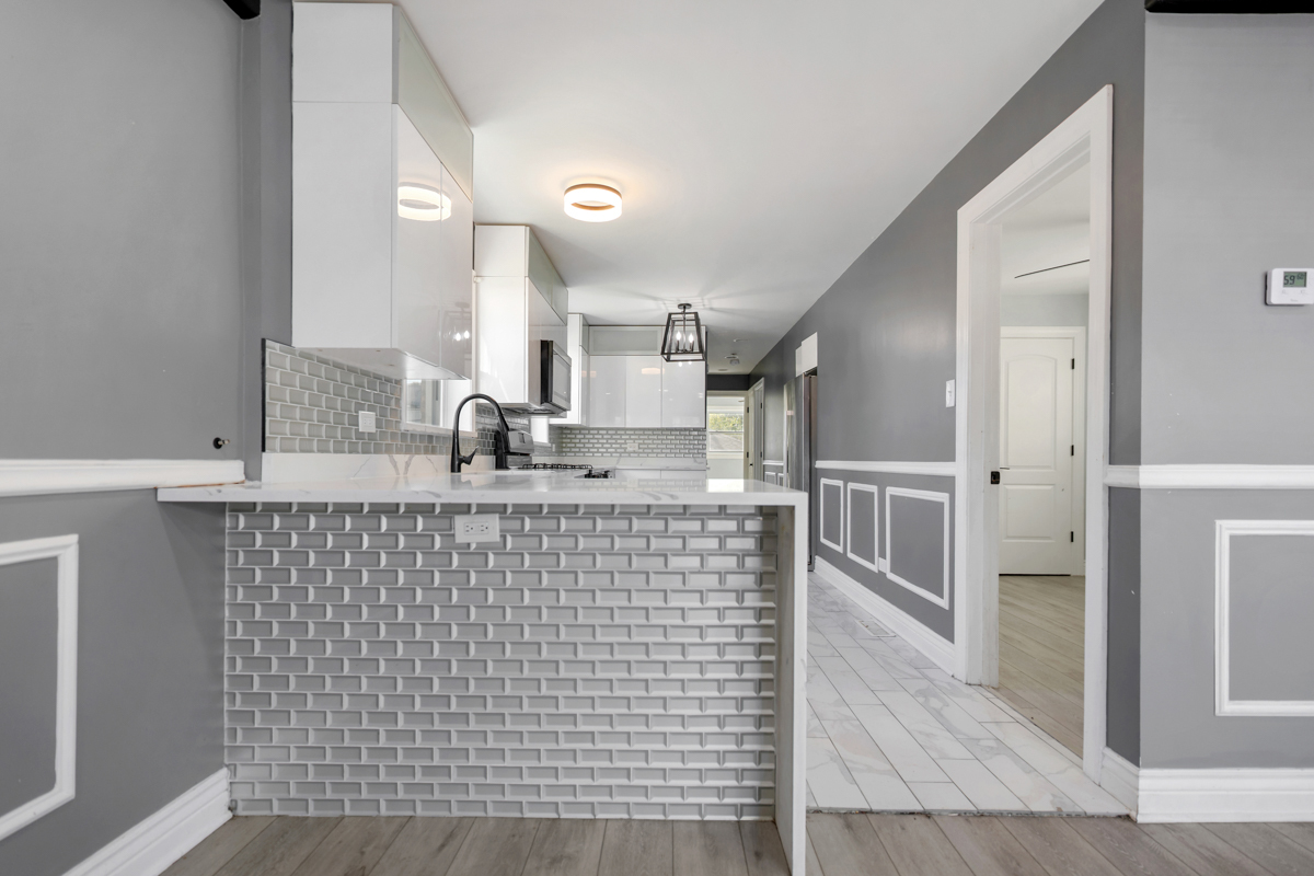 245 West 43rd Street Chicago IL 60609