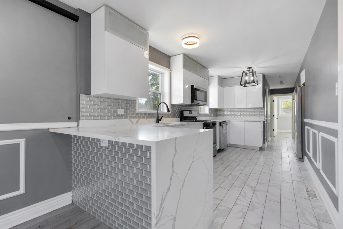 245 West 43rd Street Chicago IL 60609