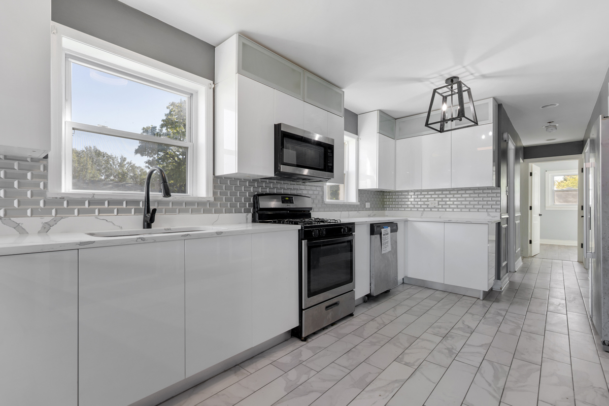 245 West 43rd Street Chicago IL 60609