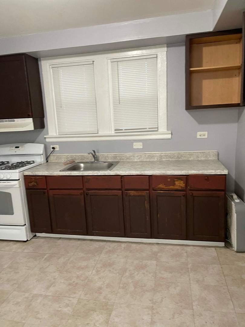 8112 South Escanaba Avenue Chicago IL 60617