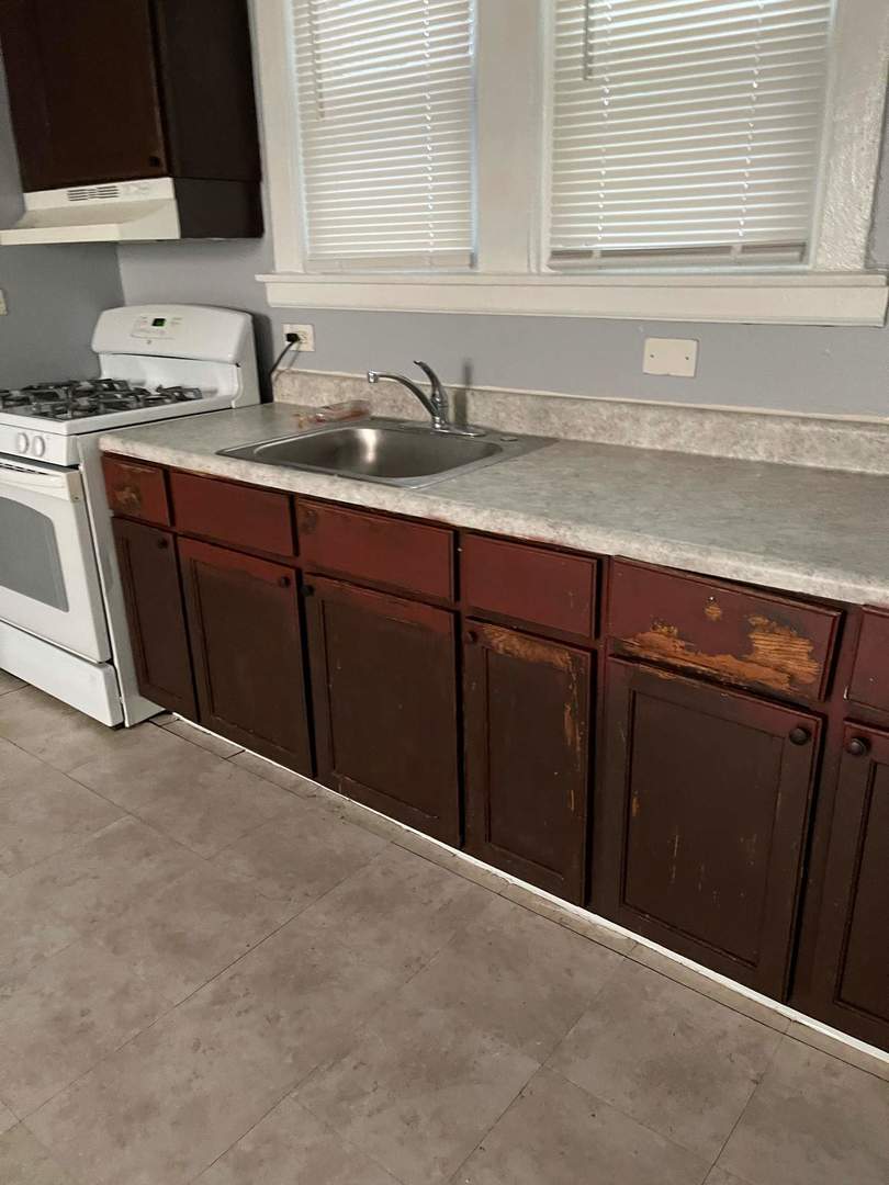 8112 South Escanaba Avenue Chicago IL 60617