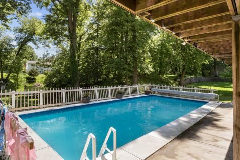 556 36TH Avenue East Moline IL 61244