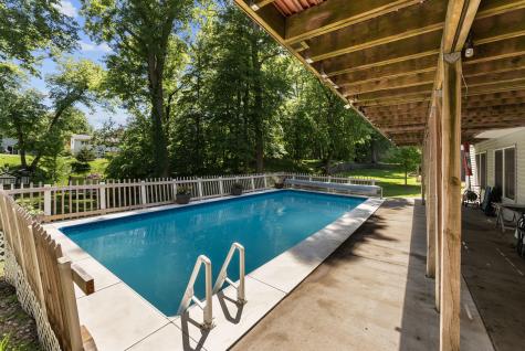 556 36TH Avenue East Moline IL 61244