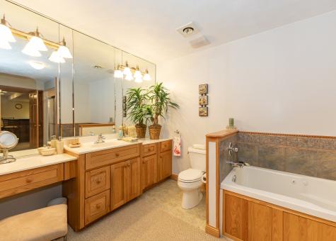 858 45TH Avenue East Moline IL 61244