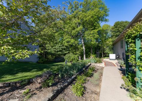 858 45TH Avenue East Moline IL 61244