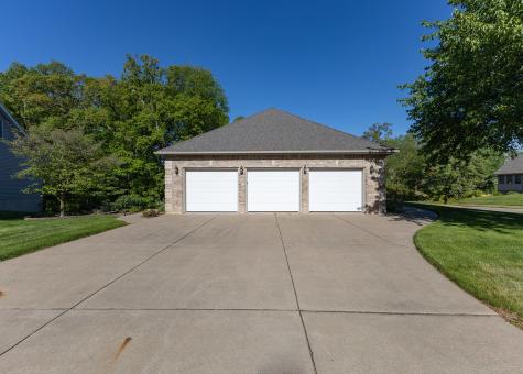 858 45TH Avenue East Moline IL 61244
