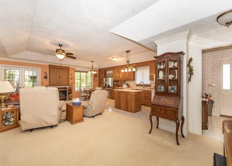 858 45TH Avenue East Moline IL 61244