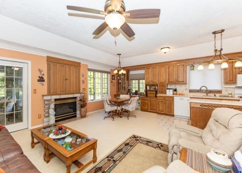 858 45TH Avenue East Moline IL 61244