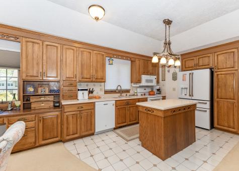 858 45TH Avenue East Moline IL 61244
