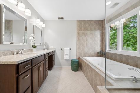 2 Fenview Court Oakwood Hills IL 60013