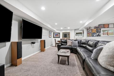 2 Fenview Court Oakwood Hills IL 60013