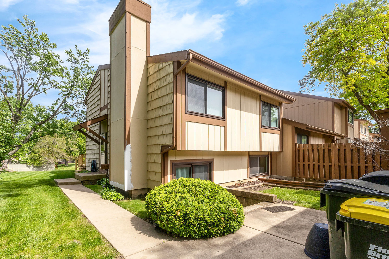 563 North Woodfield Trail Roselle IL 60172