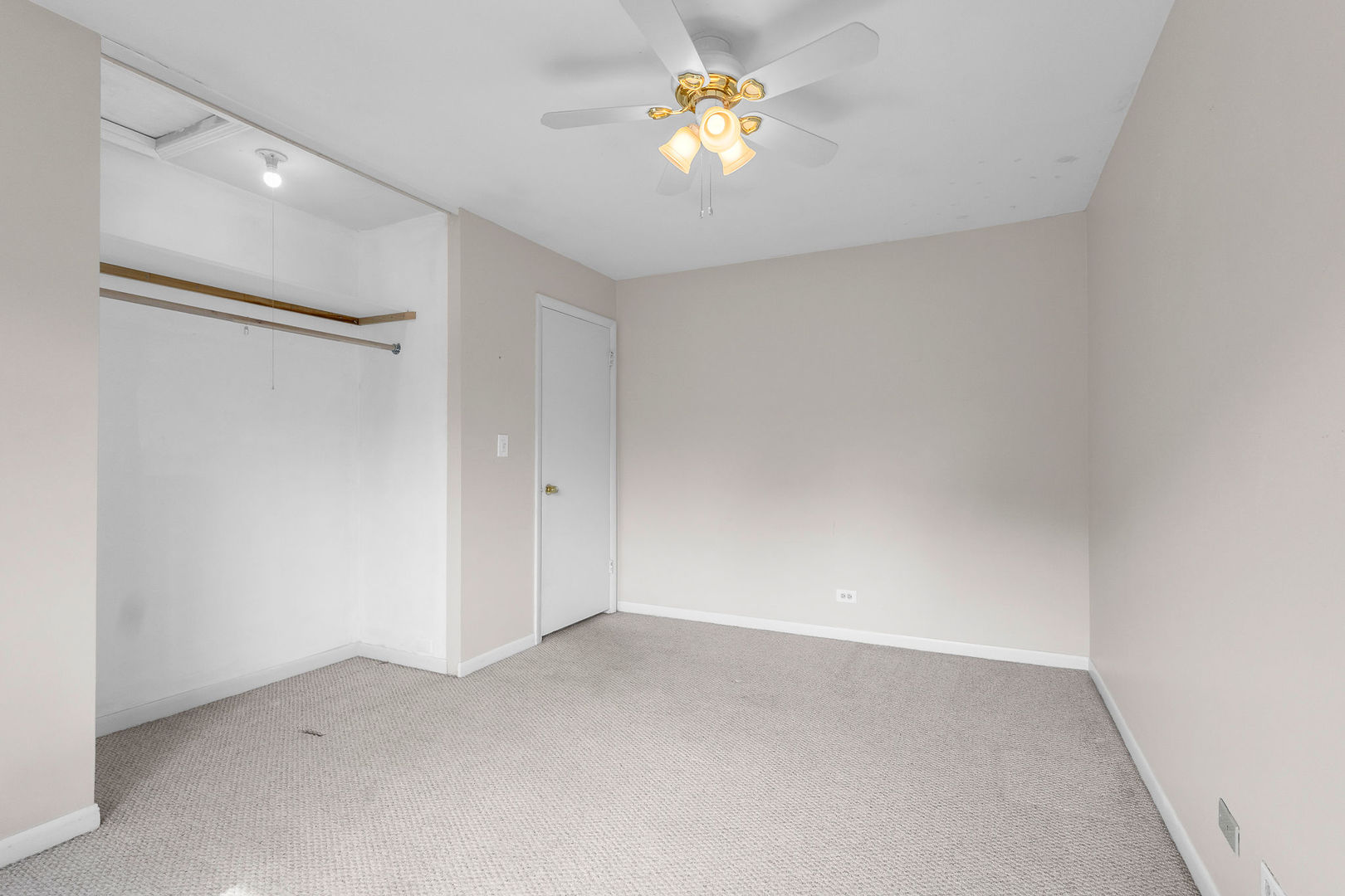 563 North Woodfield Trail Roselle IL 60172
