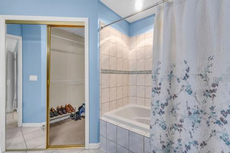 563 North Woodfield Trail Roselle IL 60172