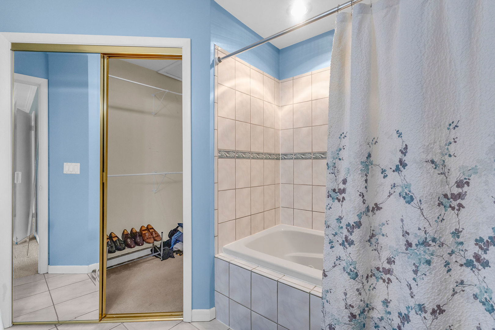 563 North Woodfield Trail Roselle IL 60172