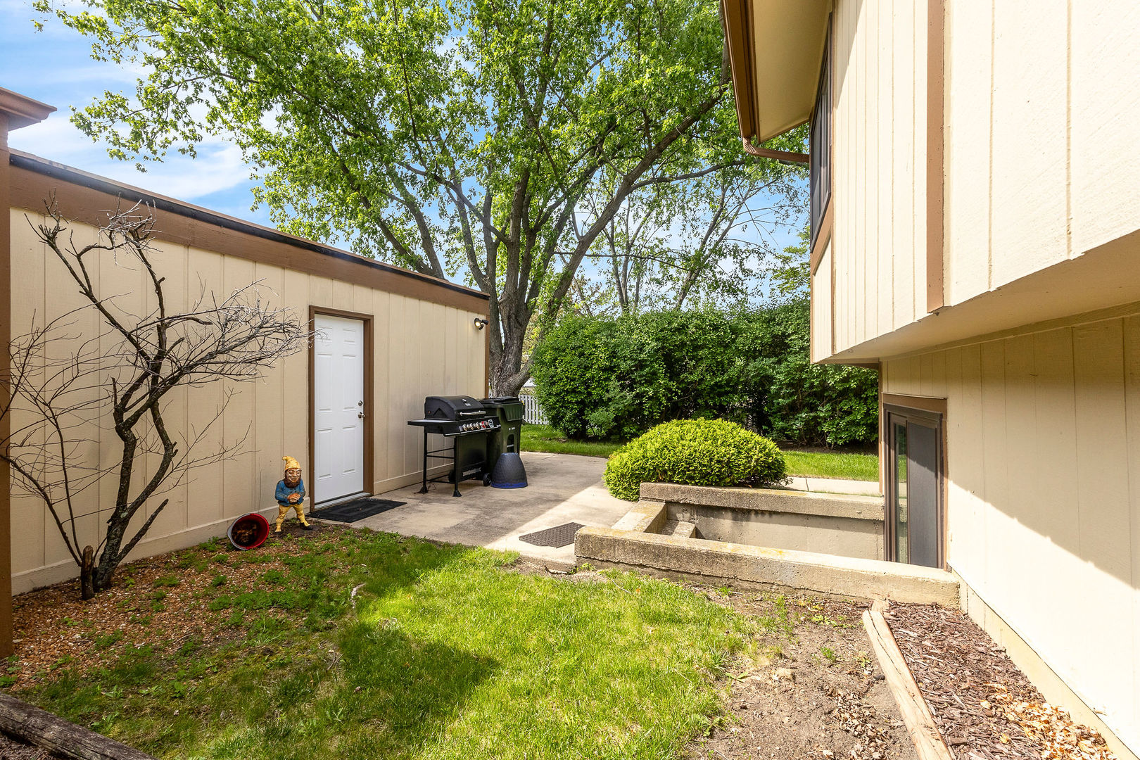 563 North Woodfield Trail Roselle IL 60172